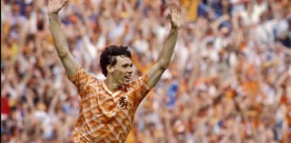 Van Basten na zijn legendarisch doelpunt in de finale EK 1988