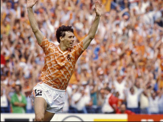 Van Basten na zijn legendarisch doelpunt in de finale EK 1988