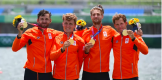 Dubbelvier mannen pakken goud